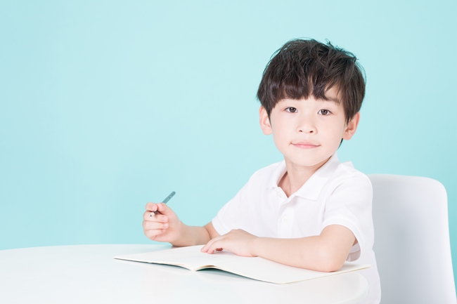 2025年10月出生的何姓男孩可以取哪些儒雅名字?-何姓生肖起名